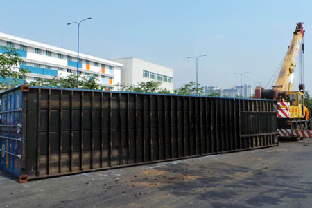 Xe đầu kéo đánh rơi thùng container ảnh 1